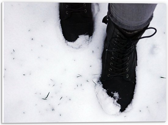 PVC Schuimplaat- Zwarte Laarzen in de Sneeuw - 40x30 cm Foto op PVC Schuimplaat