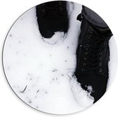 Dibond Muurcirkel - Zwarte Laarzen in de Sneeuw - 60x60 cm Foto op Aluminium Muurcirkel (met ophangsysteem)