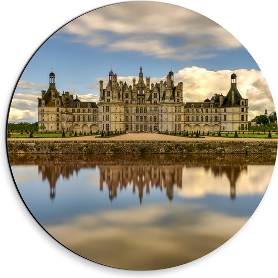 WallClassics - Dibond Muurcirkel - Water voor Kasteel van Chambord, Frankrijk met Schapenwolken - 30x30 cm Foto op Aluminium Muurcirkel (met ophangsysteem)