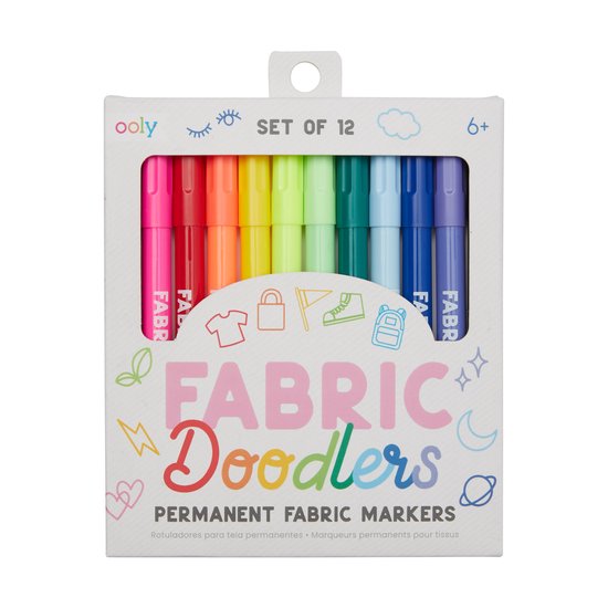 Verpakking met 12 Ooly Fabric Doodlers permanente textielstiften in regenboogkleuren.