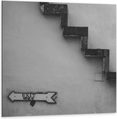 Dibond - Trap voor Witte Muur in het Zwart- wit met Bordje Exit - 100x100 cm Foto op Aluminium (Wanddecoratie van metaal)