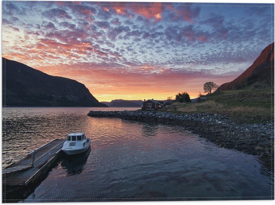 Vlag - Aangemeerd Wit Vissersbootje bij Bergen in Noorwegen Vroeg op de Avond - 40x30 cm Foto op Polyester Vlag