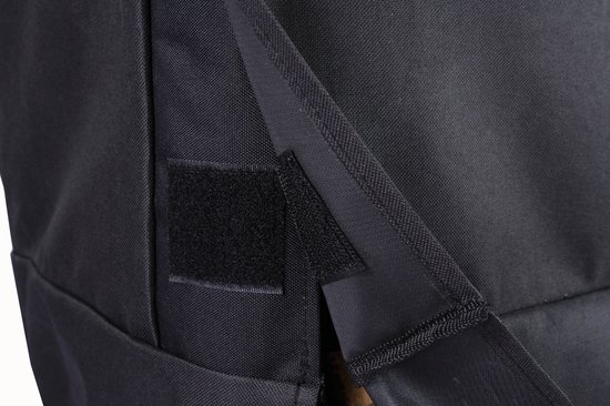 Close-up van zwarte beschermhoes met klittenbandsluiting.