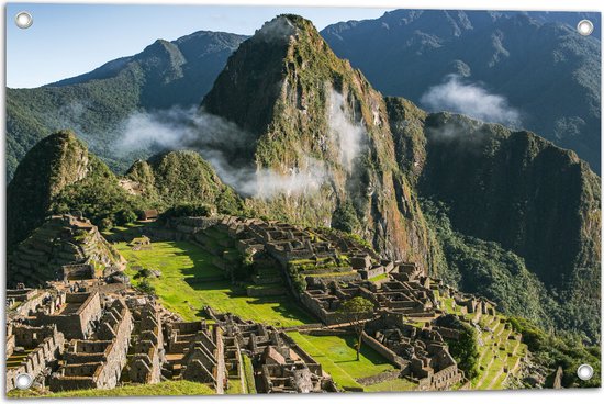 WallClassics - Tuinposter – Uitzicht over Dorpje Machu Picchu in Peru - 75x50 cm Foto op Tuinposter (wanddecoratie voor buiten en binnen)