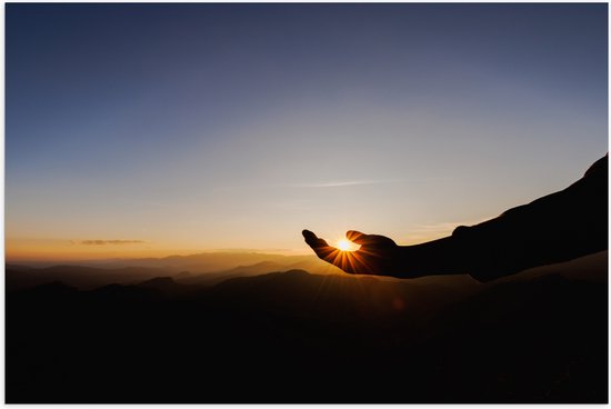 WallClassics - Poster (Mat) - Silhouet van Zon in Mensenhand in Berglandschao - 105x70 cm Foto op Posterpapier met een Matte look