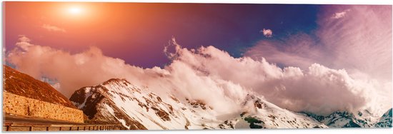 Acrylglas - Bergtoppen in Dicht Wit Wolkenveld bij Zonsondergang - 90x30 cm Foto op Acrylglas (Wanddecoratie op Acrylaat)