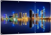 Tuinposter – Skyline van Dubai met Weerspiegeling in de Zee, Qatar - 150x100 cm Foto op Tuinposter (wanddecoratie voor buiten en binnen)