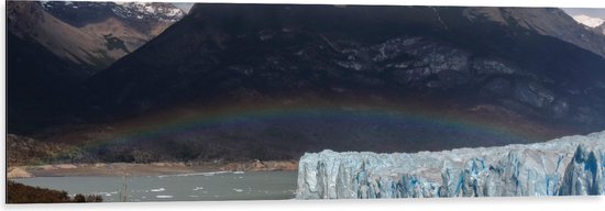 WallClassics - Dibond - Regenboog in Landschap met IJskappen - 120x40 cm Foto op Aluminium (Wanddecoratie van metaal)