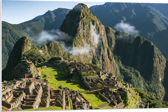 WallClassics - PVC Schuimplaat- Uitzicht over Dorpje Machu Picchu in Peru - 90x60 cm Foto op PVC Schuimplaat