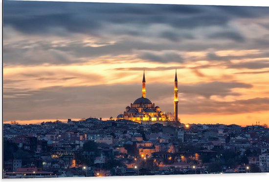 WallClassics - Dibond - Süleymaniye-Moskee op Begin van de Avond in Istanbul, Turkije - 105x70 cm Foto op Aluminium (Wanddecoratie van metaal)