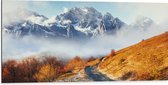 Dibond - Bergpad op Berg in de Wolken bij Sneeuwbergen - 100x50 cm Foto op Aluminium (Wanddecoratie van metaal)