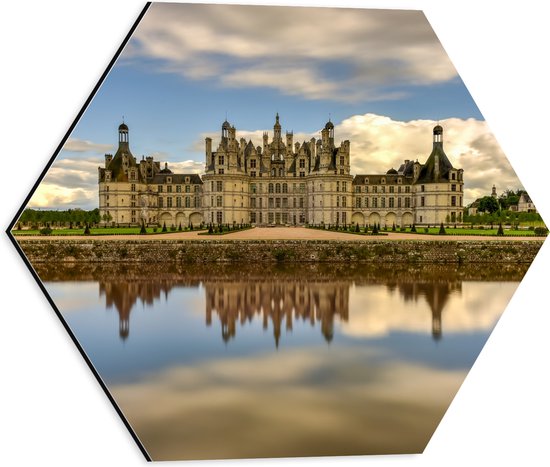 WallClassics - Dibond Hexagon - Water voor Kasteel van Chambord, Frankrijk met Schapenwolken - 40x34.8 cm Foto op Hexagon (Met Ophangsysteem)