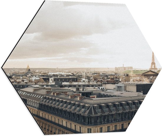 Dibond Hexagon - Uitzicht van Parijs met in de Achtergrond de Eiffeltoren, Frankrijk - 60x52.2 cm Foto op Hexagon (Met Ophangsysteem)