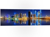 PVC Schuimplaat - Skyline van Dubai met Weerspiegeling in de Zee, Qatar - 90x30 cm Foto op PVC Schuimplaat (Met Ophangsysteem)