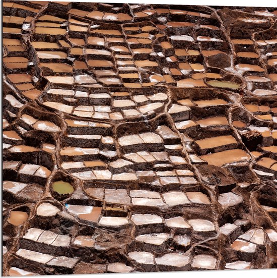 WallClassics - Dibond - Zoutpannen van Maras in Andesgebergte van Peru - 80x80 cm Foto op Aluminium (Wanddecoratie van metaal)