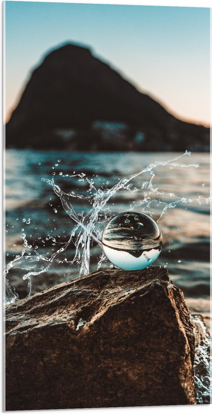 Acrylglas - Glazen Bol op een Rots langs het Water - 50x100 cm Foto op Acrylglas (Wanddecoratie op Acrylaat)