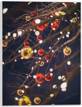 PVC Schuimplaat - Lampjes en Kerstballen in de Boom - 30x40 cm Foto op PVC Schuimplaat (Met Ophangsysteem)