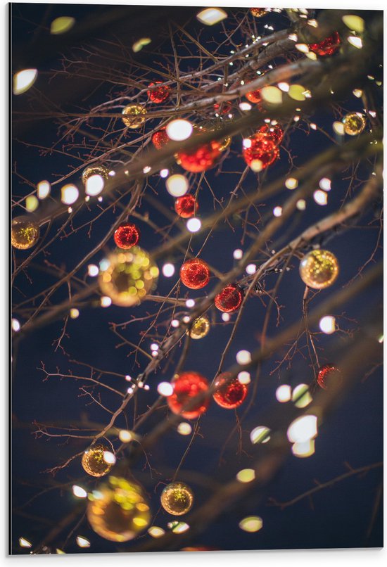Dibond - Lampjes en Kerstballen in de Boom - 40x60 cm Foto op Aluminium (Met Ophangsysteem)