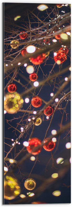 Dibond - Lampjes en Kerstballen in de Boom - 20x60 cm Foto op Aluminium (Wanddecoratie van metaal)