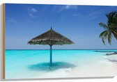 Hout - Rieten Parasol op het Strand bij het Blauwe Water - 90x60 cm - 9 mm dik - Foto op Hout (Met Ophangsysteem)