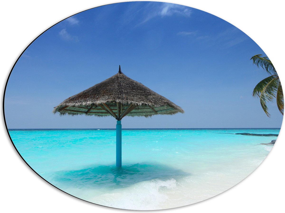 Dibond Ovaal - Rieten Parasol op het Strand bij het Blauwe Water - 56x42 cm Foto op Ovaal