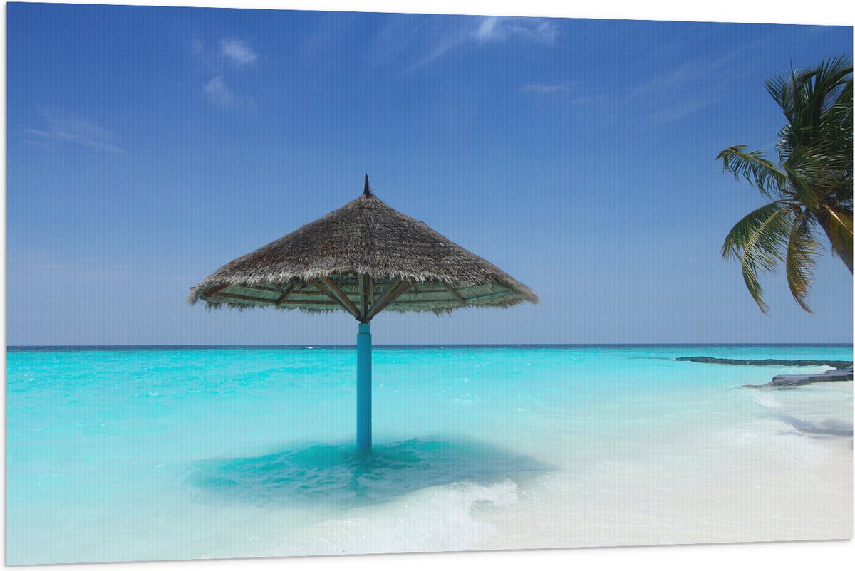 Vlag - Rieten Parasol op het Strand bij het Blauwe Water - 120x80 cm Foto op Polyester Vla