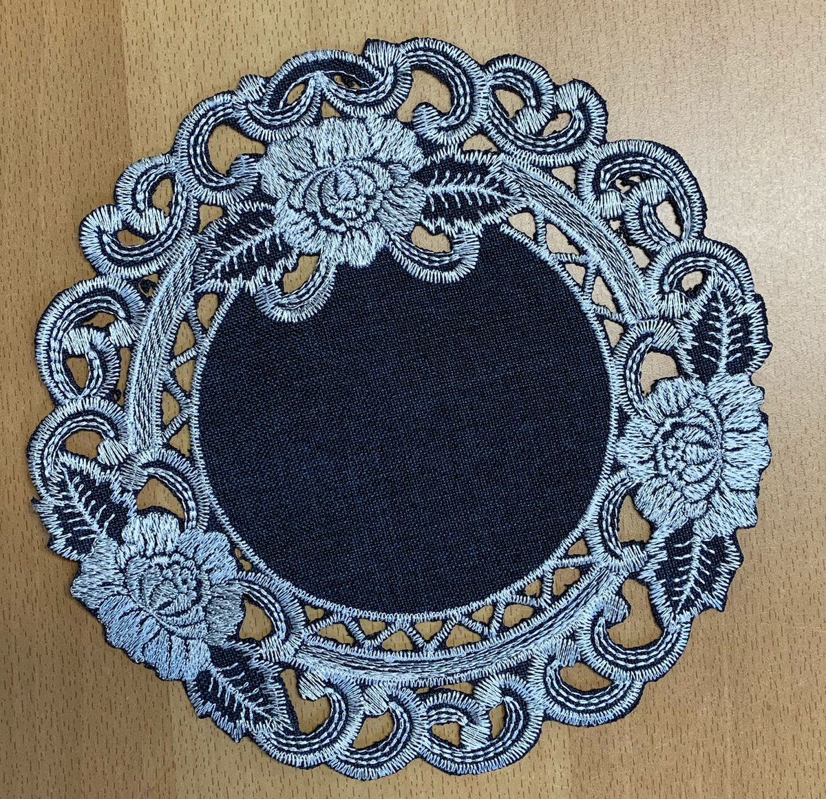 Tafelkleedje - Linnenlook - Donker Grijs met bloem - Rond 40 cm