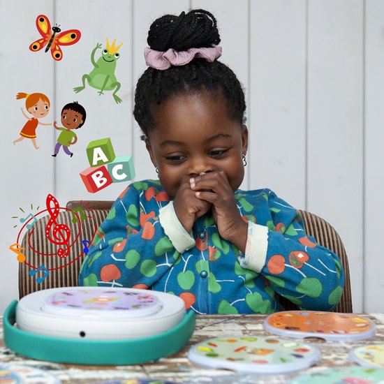 Een jong meisje met een dutje en een trui met paddenstoelen kijkt naar de TIMIO speler op een tafel. Vliegende elementen: vlinder, kikker, kinderen, ABC-blokken.
