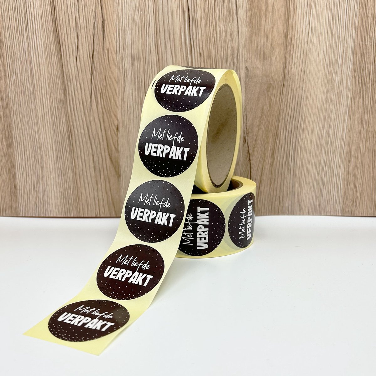 Sticker Met liefde verpakt rol 500 stuks - cadeausticker - sluitsticker verpakking - webshop sticker - inpakken cadeau