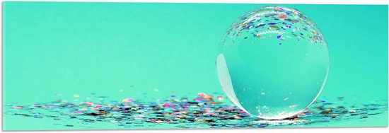 Acrylglas - Doorzichtige Bal met Confetti tegen Blauwe Achtergrond - 90x30 cm Foto op Acrylglas (Wanddecoratie op Acrylaat)