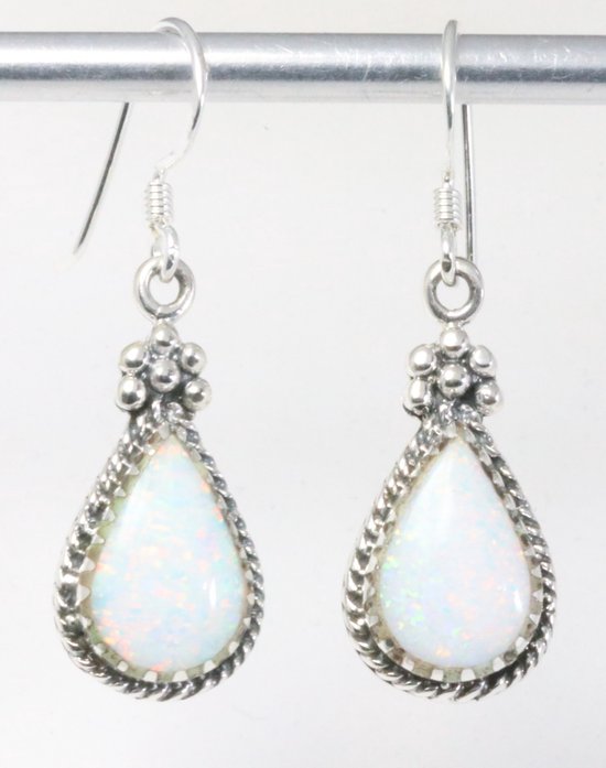 Bewerkte zilveren oorbellen met welo opaal