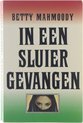 Boekomslag van 'In een sluier gevangen' van Betty Mahmoody, met een vrouwengezicht met sluier.