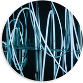 PVC Schuimplaat Muurcirkel - Blauwe Neon Kleurige Draden tegen Zwarte Achtergrond - 60x60 cm Foto op Muurcirkel (met ophangsysteem)