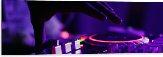 Dibond - Hand van DJ op DJ set met Neon Lichten - 120x40 cm Foto op Aluminium (Met Ophangsysteem)