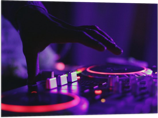 Vlag - Hand van DJ op DJ set met Neon Lichten - 80x60 cm Foto op Polyester Vlag