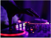 Poster Glanzend – Hand van DJ op DJ set met Neon Lichten - 40x30 cm Foto op Posterpapier met Glanzende Afwerking