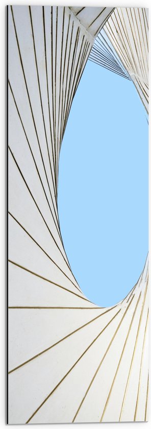 Dibond - Abstract Groot Wit Gebouw met Bruine Details onder Helderblauwe Lucht - 30x90 cm Foto op Aluminium (Wanddecoratie van metaal)