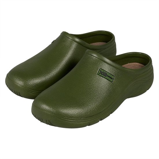 Een paar stevige, groene EVA klompen op een witte achtergrond.