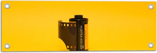 Tuinposter – Fotorolletje tegen Gele Achtergrond - 60x20 cm Foto op Tuinposter (wanddecoratie voor buiten en binnen)