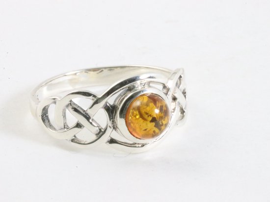 Opengewerkte zilveren ring met amber