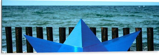 Dibond - Blauwe Orgami Boot Gestrand op het Strand aan de Zee - 120x40 cm Foto op Aluminium (Met Ophangsysteem)