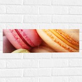 Muursticker - Close-up van Verschillende Smaken Macarons Koekjes - 60x20 cm Foto op Muursticker