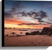 Canvas - Donkere Wolken in de Lucht boven de Zee en het Strand tijdens Zonsondergang - 40x40 cm Foto op Canvas Schilderij (Wanddecoratie op Canvas)
