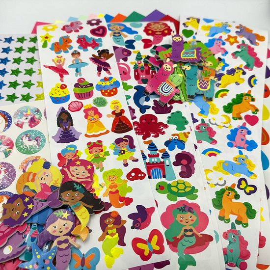 Stickerpakket met vele fantasiefiguren: zeemeerminnen, prinsessen, ballerina's, lamas, eenhoorns, zeedieren, kastelen en cupcakes.