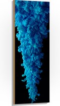 Hout - Neervallende Blauwe Rook tegen Zwarte Achtergrond - 40x120 cm - 9 mm dik - Foto op Hout (Met Ophangsysteem)