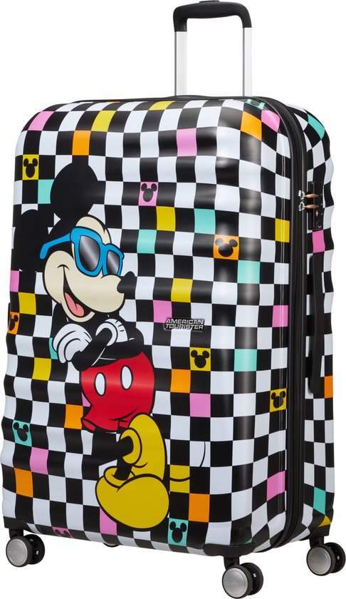Koffer met schaakbordpatroon en vrolijke Mickey Mouse met zonnebril.