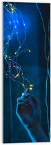 Acrylglas - Hand met Blauwe Elektriciteitsdraden - 30x90 cm Foto op Acrylglas (Wanddecoratie op Acrylaat)