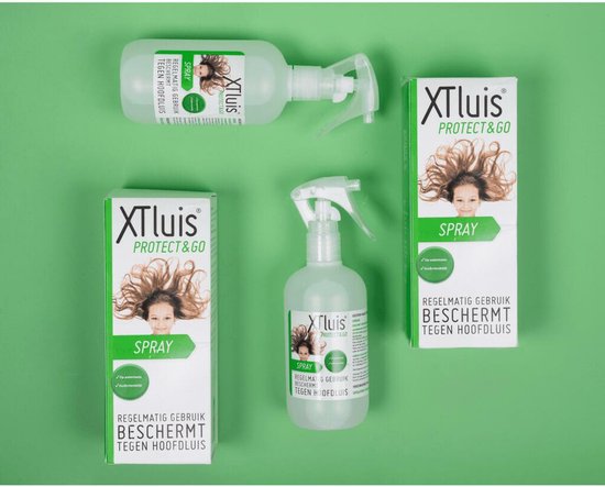 Vier producten van XTluis Protect & Go: twee dozen en twee sprayflessen, gerangschikt op een groene achtergrond.