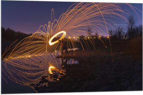 Vlag - Man met Lichtsnoer op Keien langs Rivier - 90x60 cm Foto op Polyester Vlag