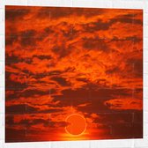 Muursticker - Rode Gloed in Lucht door Complete Zonsverduistering - 80x80 cm Foto op Muursticker